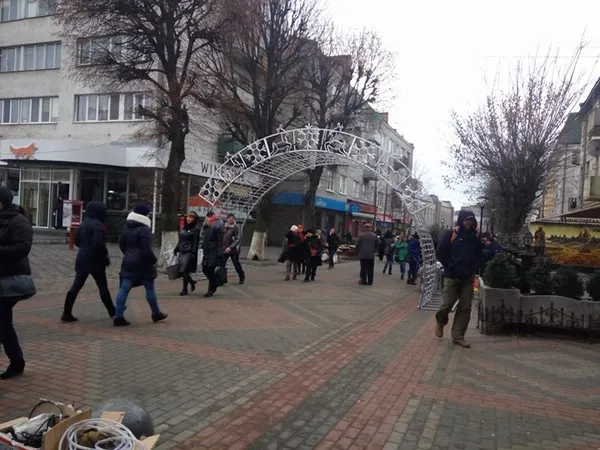У центрі Луцька встановлюють новорічні арки (фото)