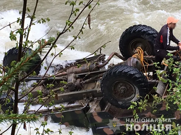 Водій вантажівки, що впала в річку в Карпатах, був напідпитку, – поліція