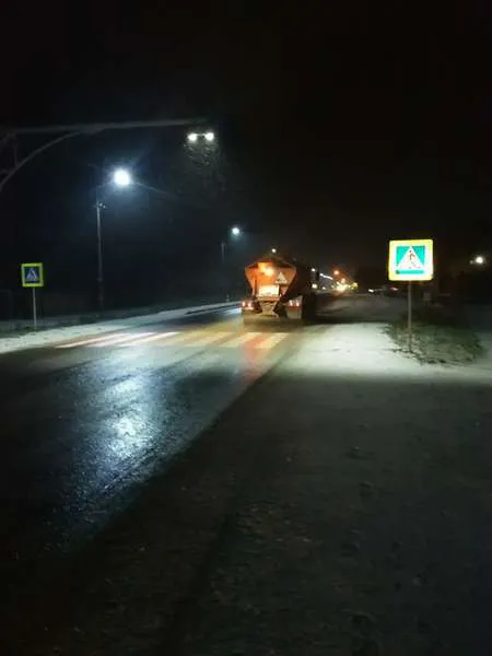 І вдень, і вночі: волинські дороги від снігу чистили понад 60 машин