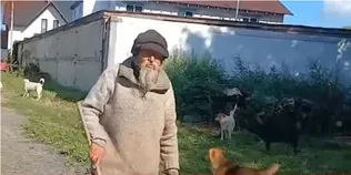 Матюкає, показує дупу, б'є лопатою: безхатько тероризує цілий район у Ковелі (відео)