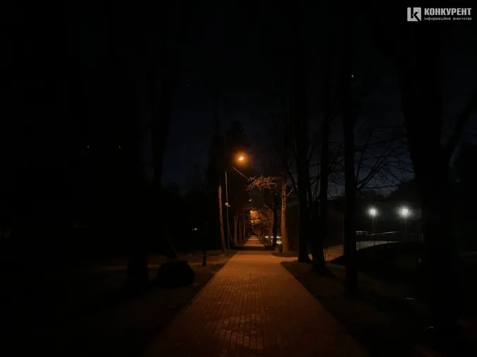 Теплий вечір у Луцьку: як навесні зустрічає відвідувачів центральний парк (фото)