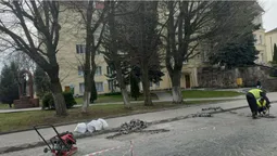 На дорозі біля Луцькради вкладають бруківку (фото)