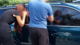 Заблокувалися дверцята: у Луцьку 2-річна дитина застрягла в авто (фото)