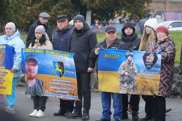 У місті на Волині відбулася мирна акція на підтримку полонених та зниклих безвісти захисників (фото)