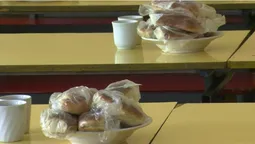 Булочки в пакеті: як в умовах карантину працюють шкільні їдальні в Луцьку (відео)
