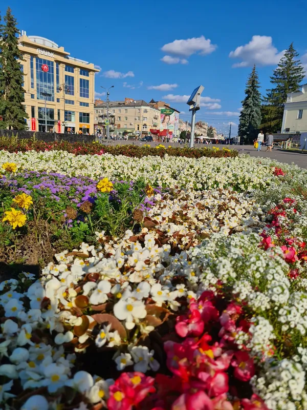 Луцьк у вихідний під теплим осіннім небом (фото)