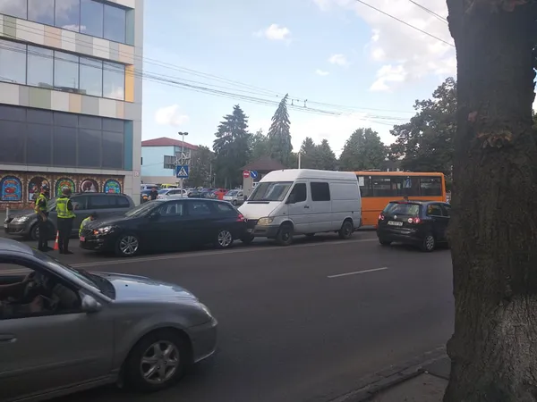 У Луцьку біля «Променя» – аварія за участю маршрутки (фото, оновлено)