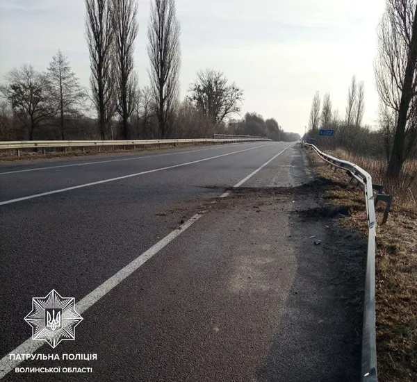 Влетів у відбійник: на трасі Ковель – Ягодин сталася аварія (фото, відео)