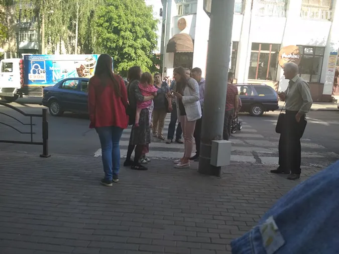У Луцьку на переході автомобіль наїхав на жінку з коляскою (фото)