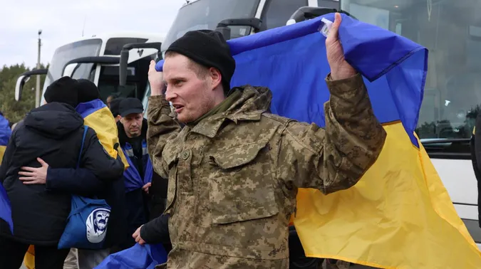 Ще 300 українських воїнів повернулися з ворожого полону додому