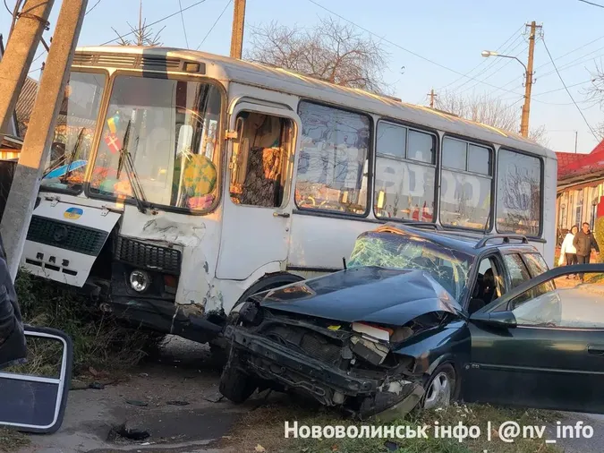 У Нововолинську автобус протаранив легковик – є травмовані (фото)