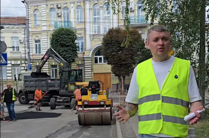 Додаткова смуга і заборона паркування: у Луцьку на перехресті Винниченка та Степана Бандери змінюють схему руху (відео)