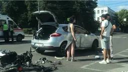 У центрі Луцька легковик збив мотоцикліста (фото)