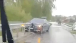 Біля Луцька авто влетіло у відбійник (відео)