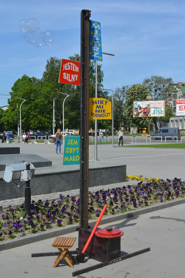 Середньовічний дух, блазні та площадний фарс: у луцькому «Промені» яскраво відкрили супермаркет (фоторепортаж)
