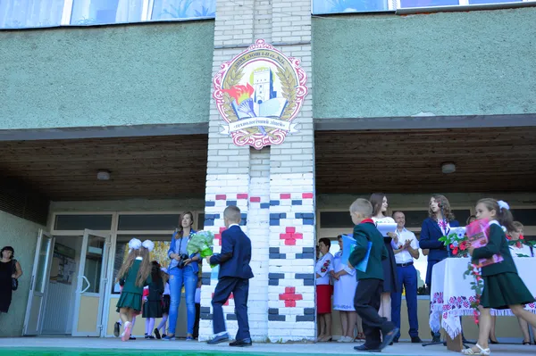 «Сонний» і «квітковий» перший дзвоник в луцьких школах (фото)