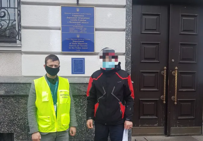 Волинські міграційники в Луцьку впіймали узбека-нелегала