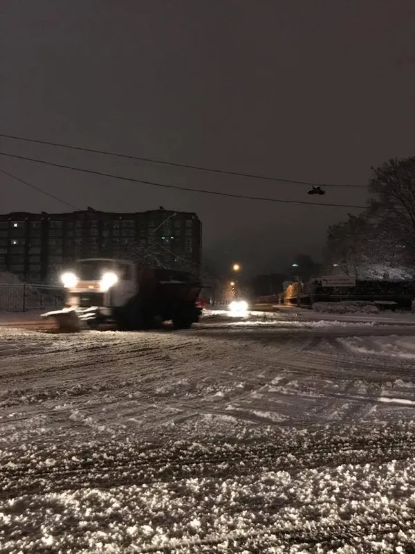 Луцькі дороги та тротуари від снігу чистять 24 машини