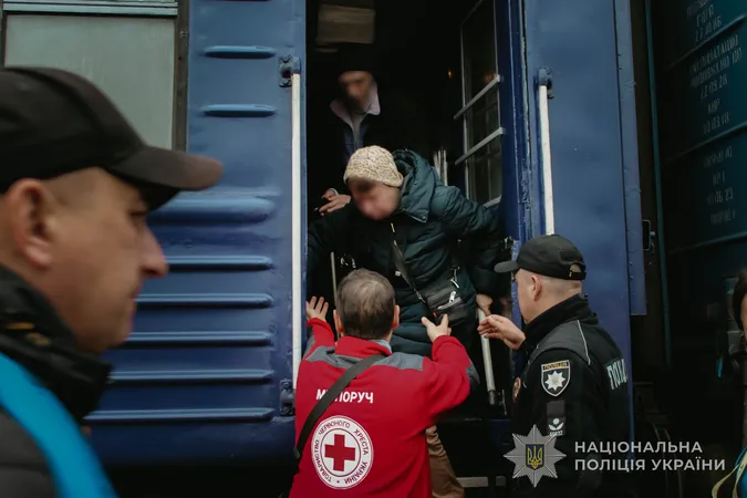 На Волинь прибув евакуаційний потяг з Донеччини: поліцейські зустріли 14 переселенців (фото)