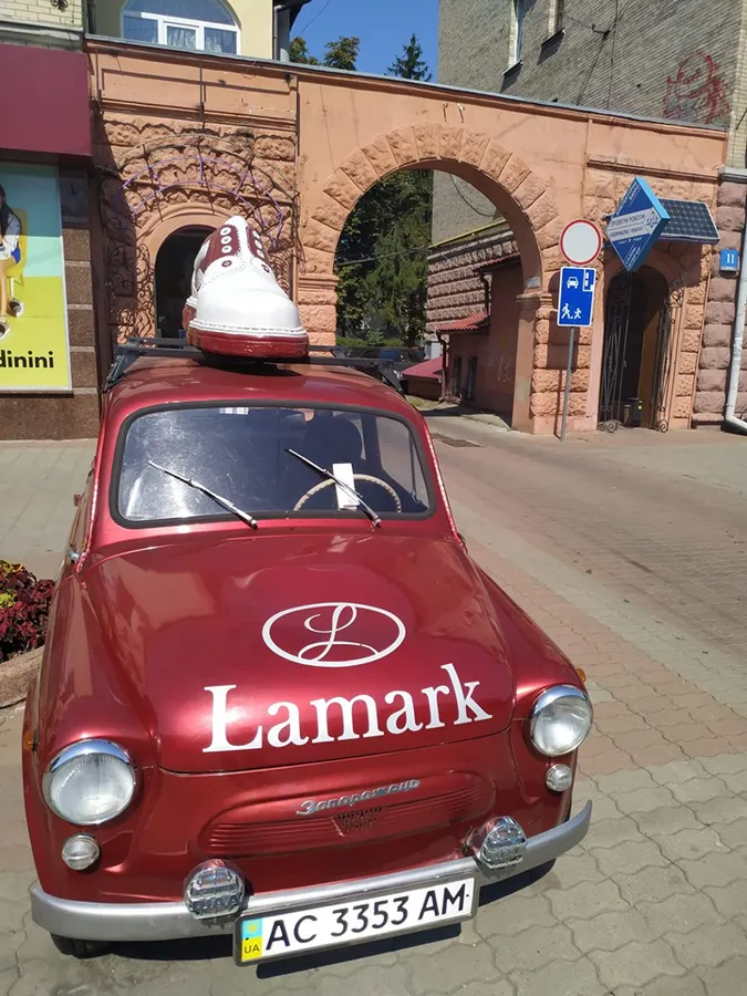 У Луцьку муніципали оштрафували відомий автомобіль-рекламу (фото)