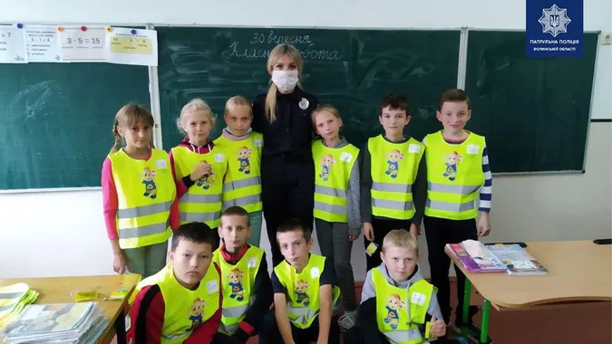 На Волині школярам подарували світловідбивні елементи (фото)
