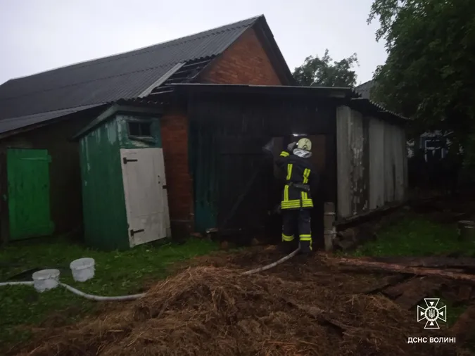 На Ковельщині блискавки підпалили дві споруди (фото)