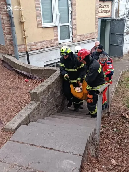 Відчиняли вікна й двері: у Луцьку і Нововолинську рятували літніх чоловіків (фото)