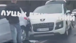 На дорозі – затор: у Луцьку сталася ДТП на Набережній (відео)
