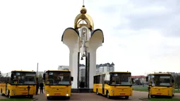 Чотири волинські громади отримали сучасні шкільні автобуси (фото)