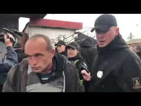 Билися та обливали водою: черговий скандал на на Старому ринку (фото, відео)