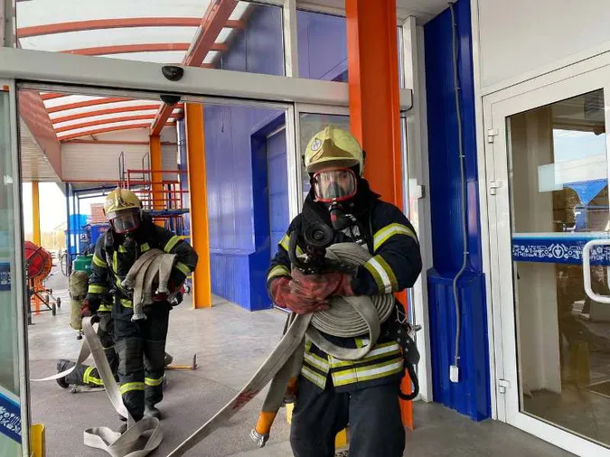 У Луцьку пожежники евакуювали людей з «Епіцентру» (фото, відео)