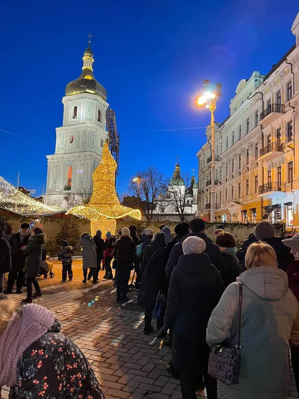 Вже окремо від ялинки: скандальний капелюх повернули на Софіївську площу