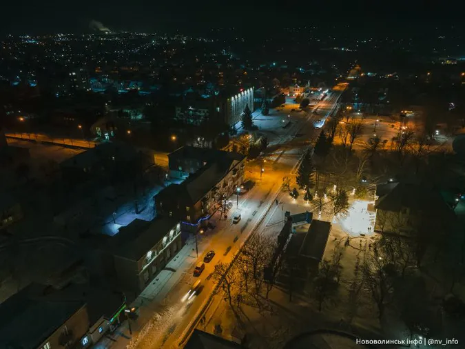 Як виглядає засніжене волинське місто з висоти вночі (фото)