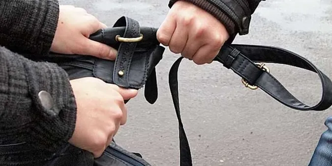 У Луцьку злодій зрізав з плеча перехожого сумку з грошима і телефоном