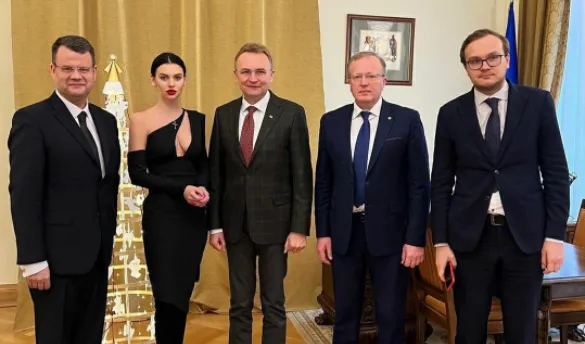 Заступник міністра освіти звільнився через відверте декольте помічниці