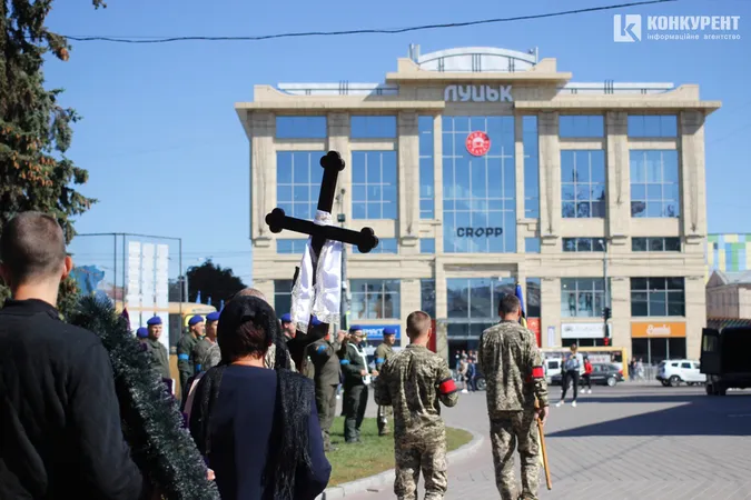 Знову похорон: Луцьк попрощався із загиблим захисником Віталієм Степанишеним (фото, відео)