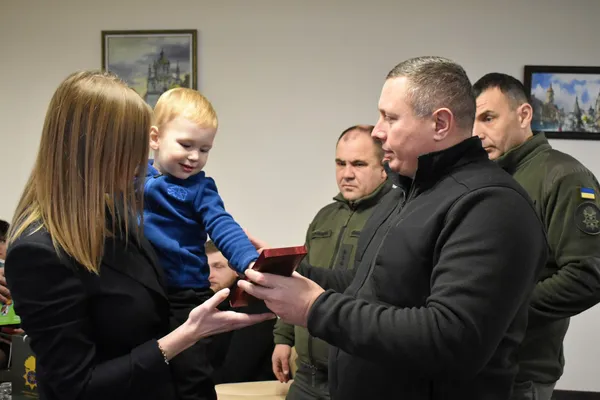 Рідним загиблих волинських захисників передали державні нагороди (фото)