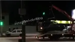Вечірня аварія на Гордіюк у Луцьку: авто забирав евакуатор (відео)