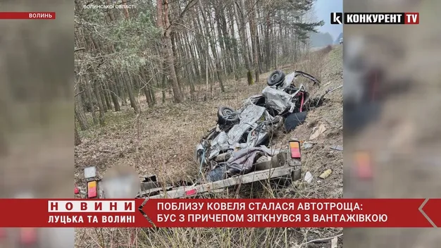 Легковик – знищений, але люди живі: під Ковелем сталась автотроща (фото, відео)