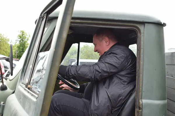Волинська ОВА передала на фронт дві автівки (фото)