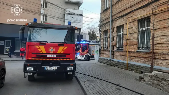 В центрі Луцька зайнялась багатоповерхівка: що відомо (фото)