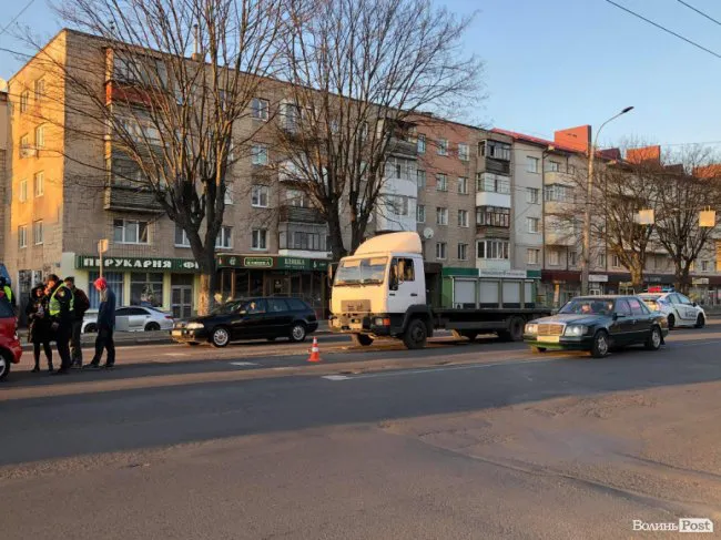 У Луцьку – ДТП: на світлофорі зіткнулися «мерседес»та вантажівка (фото)