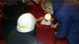 У Івано-Франківську витягли хлопчика, якого затиснуло у кріслі кінотеатру (фото)