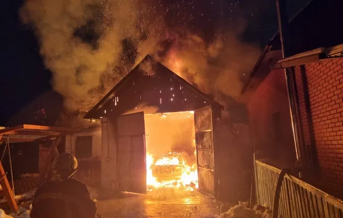 У власника – опіки обох рук: на Волині згорів гараж з машиною всередині (фото)