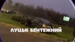 У Луцьку на Набережній автівка «вилетіла» на кільце (відео)