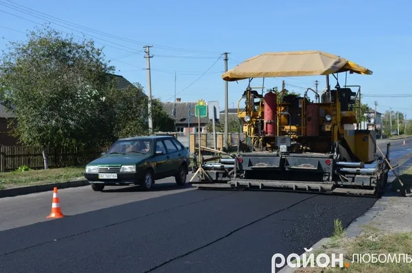Дружина депутата облради ремонтує на Волині частину дороги державного значення