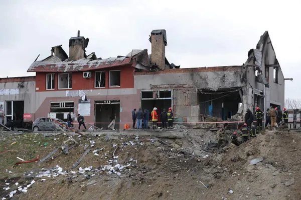Кількість загиблих у Львові зросла до семи: ракети влучили в СТО та склади (фото, оновлено)