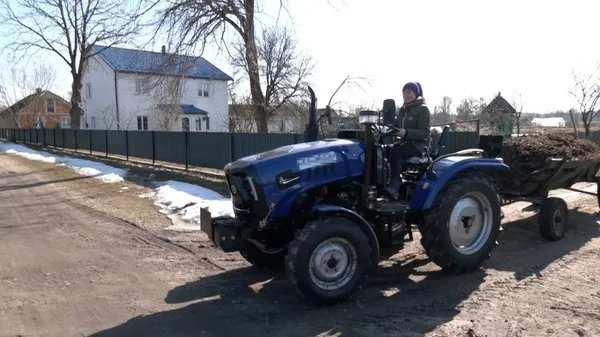 Місцева жителька Оксана Бабій їздить трактором