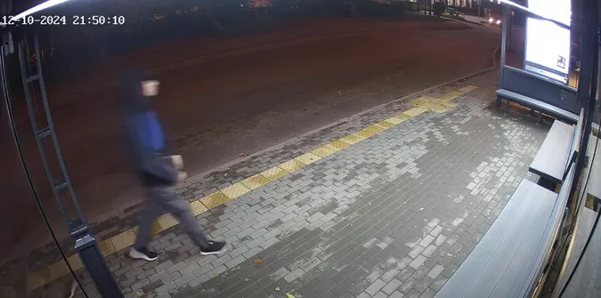 У Луцьку невідомий вкрав з «розумної» зупинки блоки живлення (відео)