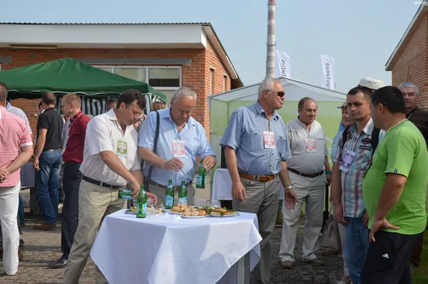В ритмі оркестрових мелодій гості смакували фуршетним меню